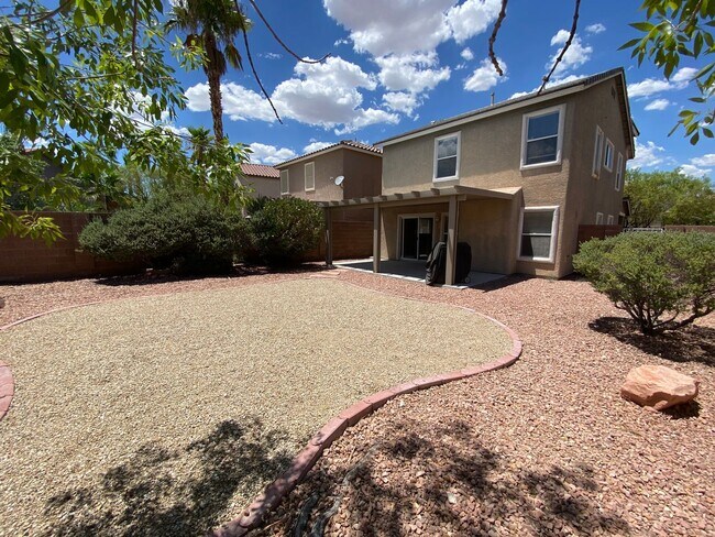 Building Photo - Wonderful 4 bed/2.5 bath home located in Summerlin
