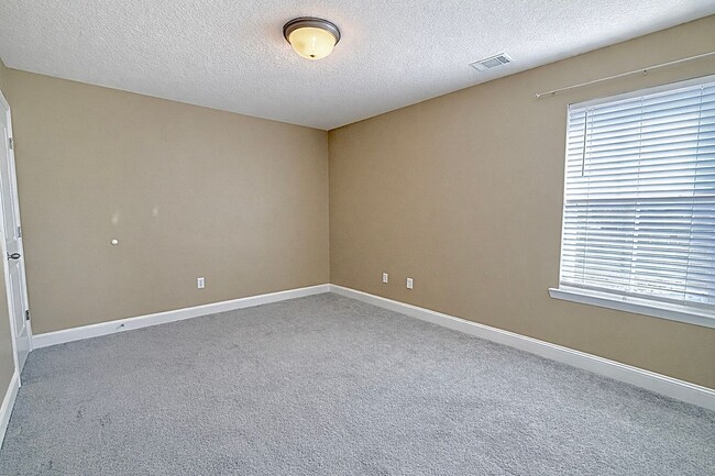 Building Photo - AVAILABLE NOW! (Pet Friendly)