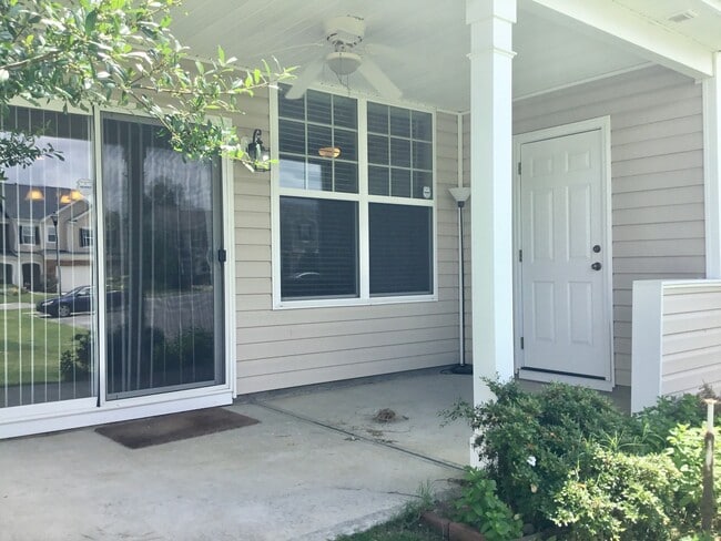 Building Photo - End Unit Townhome with Tons of Extra Storage!