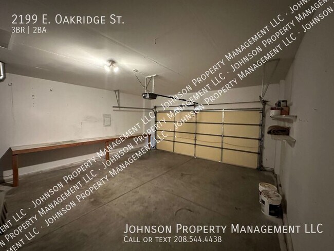 Building Photo - 2199 E Oakridge St