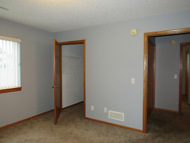 Building Photo - 3470 Parkwild Dr