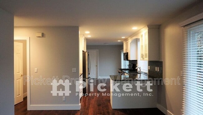 Building Photo - 2037 Gustaf St NE