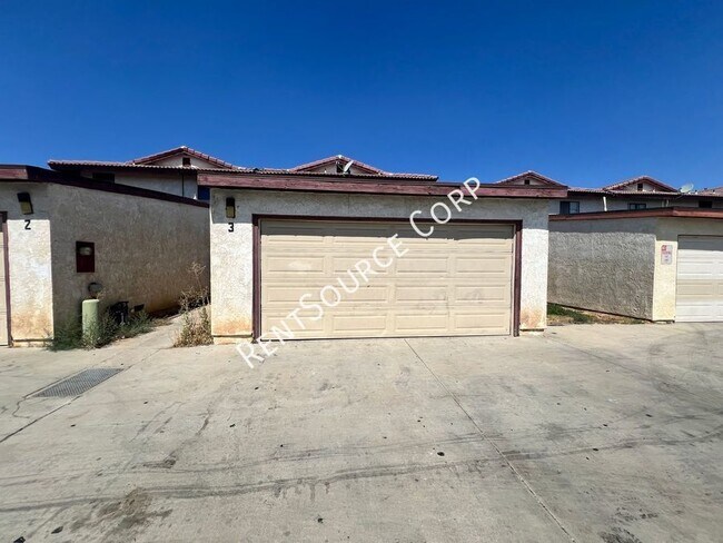 Building Photo - 3 Bedroom Two Story Townhome for Rent in E...