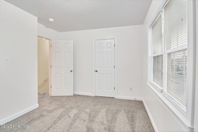 Building Photo - 1008 Springwood Dr