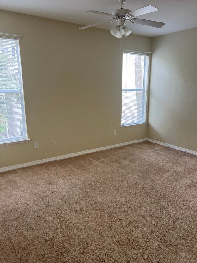 Building Photo - Maitland Area 2/2 Condo with Water View