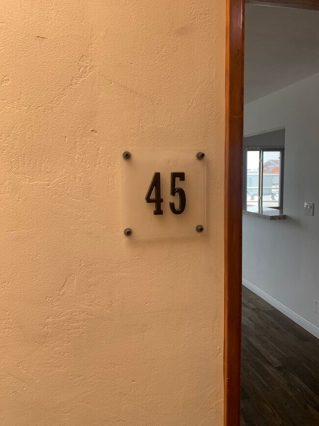 Building Photo - Live Your Best Life in the Heart of Hillcrest: Stylish One-Bedroom Suite Awaits You!