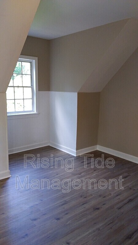 Building Photo - 229 Pinewood Ave