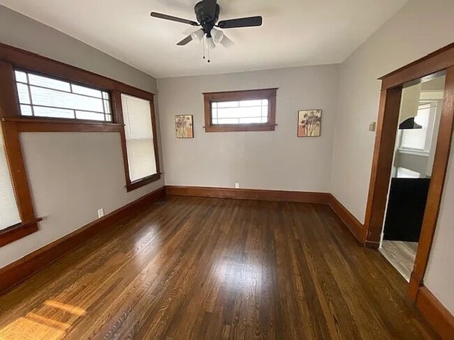 Building Photo - Big 2BR with appliances, nicely updated! Great for students or professor.