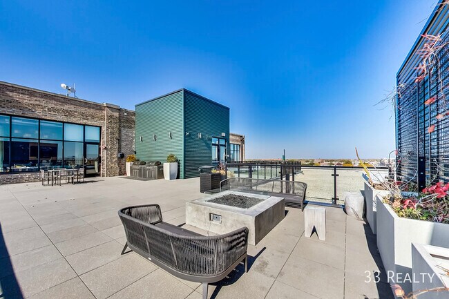 Building Photo - 4000 W Diversey Ave