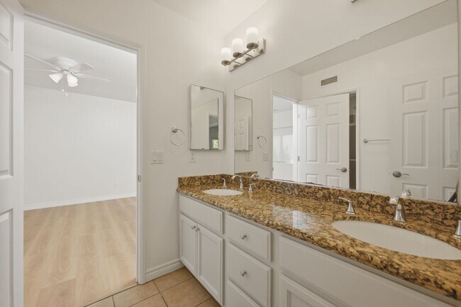 Building Photo - Spacious private backyard!