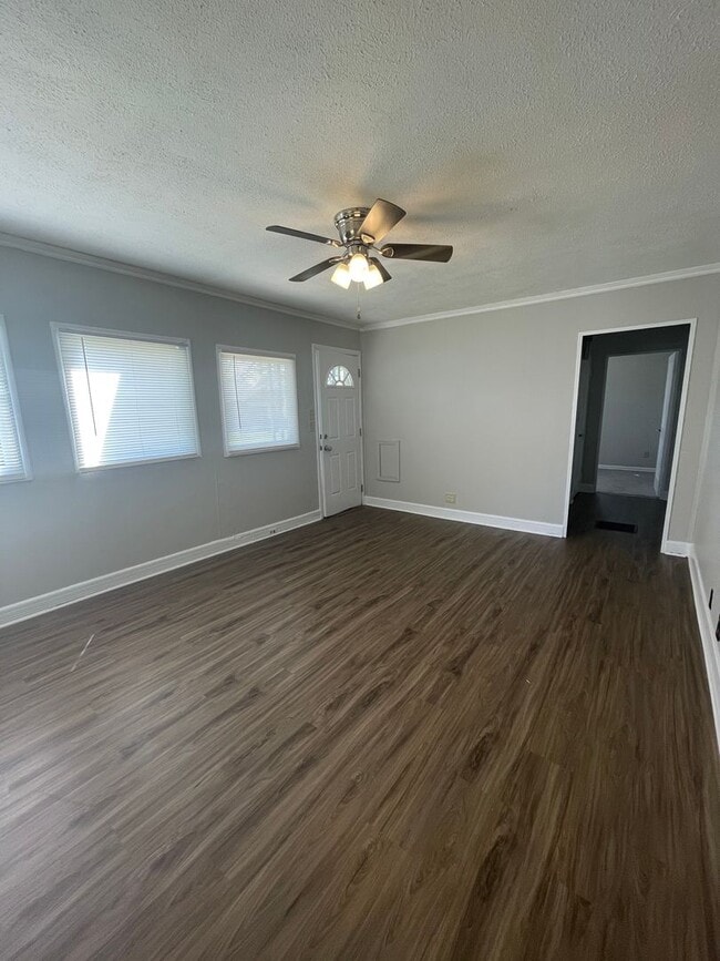 Building Photo - 3 Bedroom Single Family Home