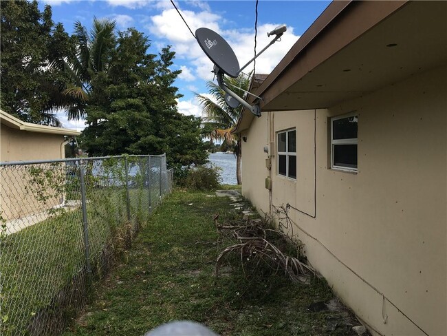 Building Photo - 3705 SW 68th Ave