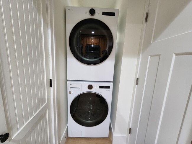 Building Photo - East Bench Luxury Bungalow - Fully Renovated and STUNNING!