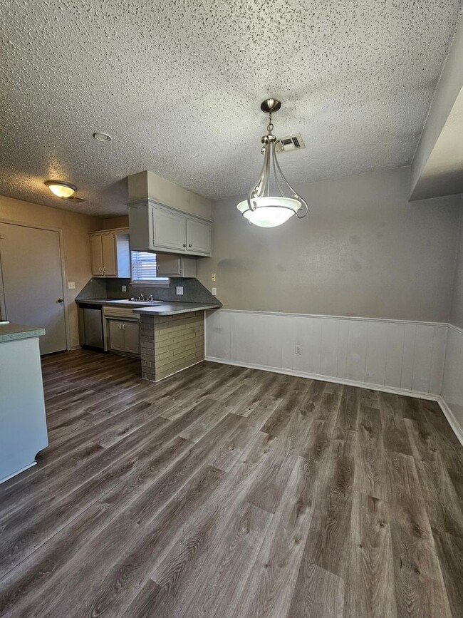 Building Photo - (3) Bed/(2) Bath in South OKC! Storm Shelt...