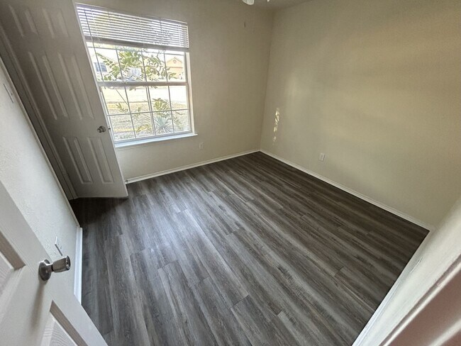 Building Photo - 5106 Glennwood Dr