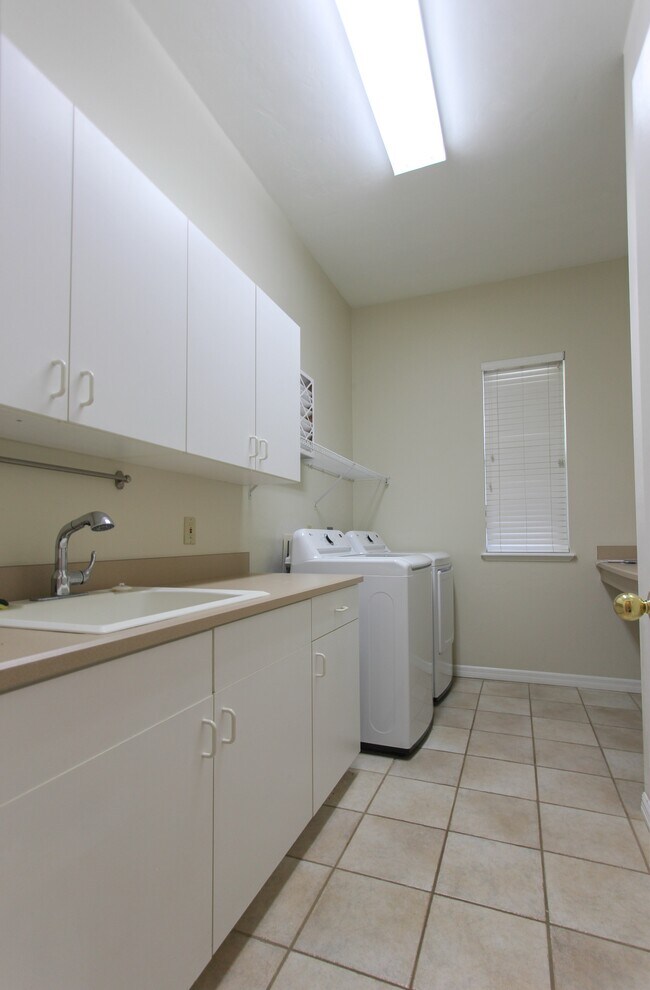 Building Photo - 4404 SW 91st Dr