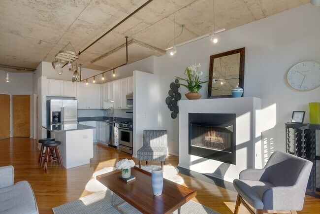 Building Photo - 6 S Laflin St