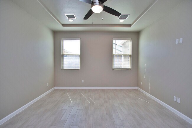 Building Photo - 729 C. Escondida