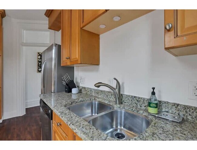 Building Photo - The Artist's Apt. | 2BR | Short North | +Parking