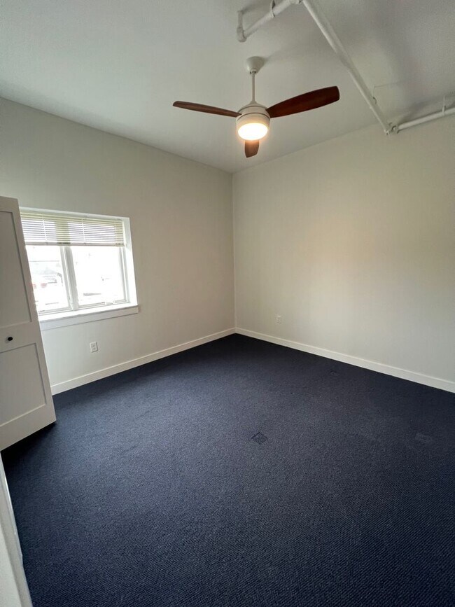 Building Photo - Beautiful 2 Bedroom 2 Bath Apartment on Ma...
