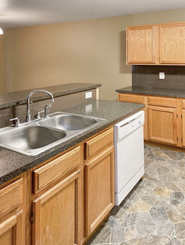 Building Photo - 2104 Yellowstone St