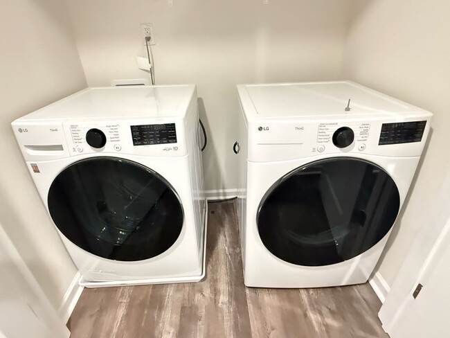 Building Photo - 3 Bedrooms 1 Garage & Open space one the Main Floor