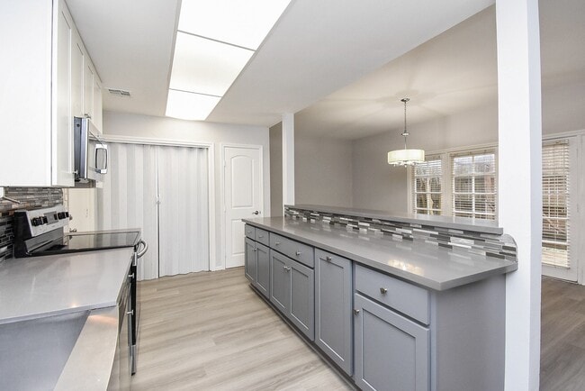 Building Photo - 201 Vanderpool Ln