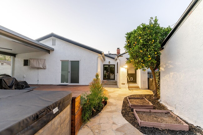 Building Photo - 640 E Valencia Ave