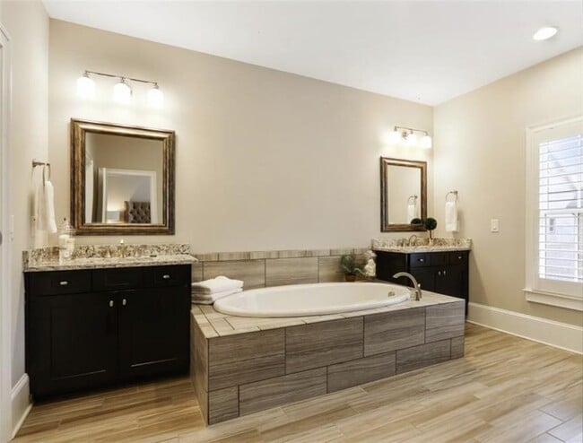 Building Photo - 5010 Merton Ln