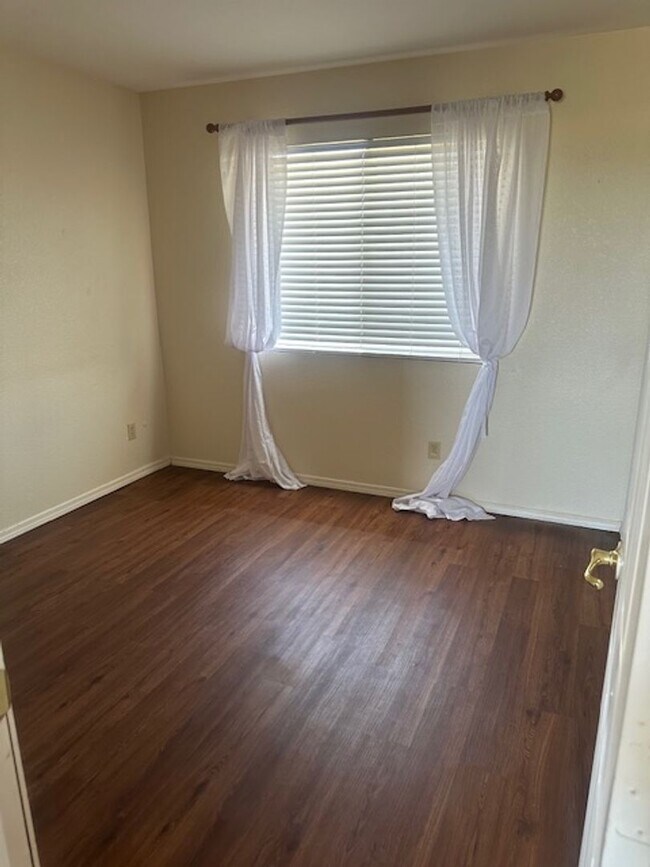 Building Photo - 2 Bedroom 2  Bathrooms