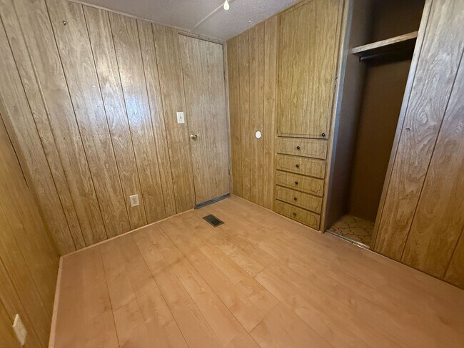 Building Photo - 3601 E Wyoming Ave