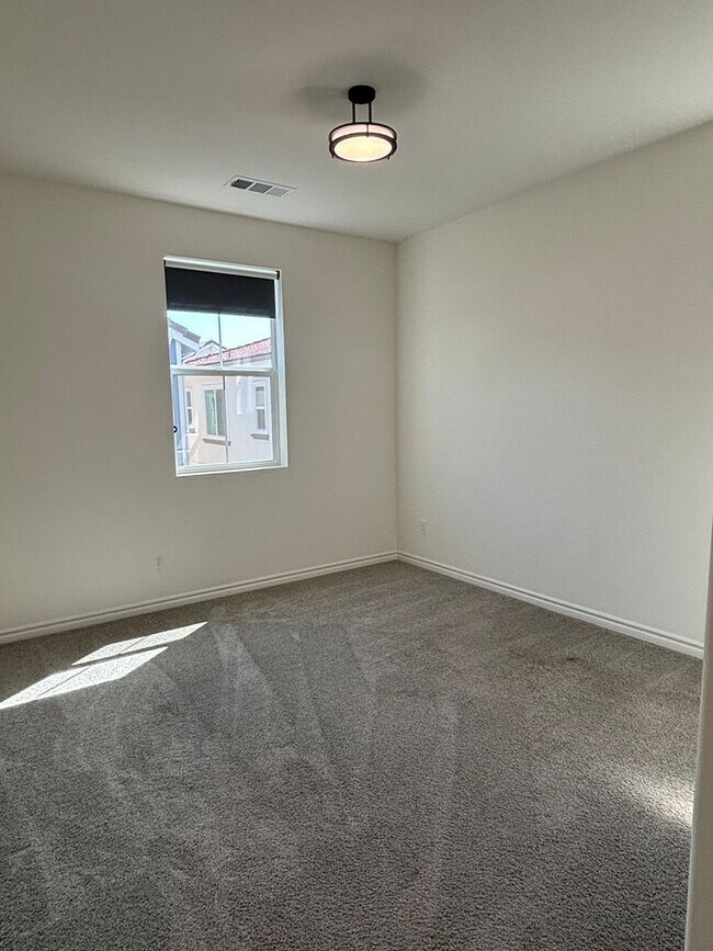 Building Photo - Bright Four-Bedroom Townhome in Whittier and Walkable Palm Park