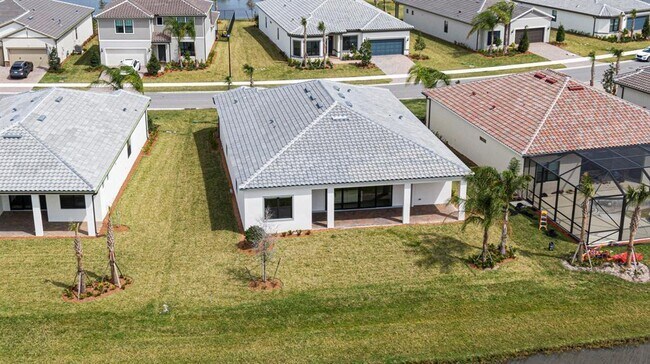 Building Photo - 818 SE Courances Dr