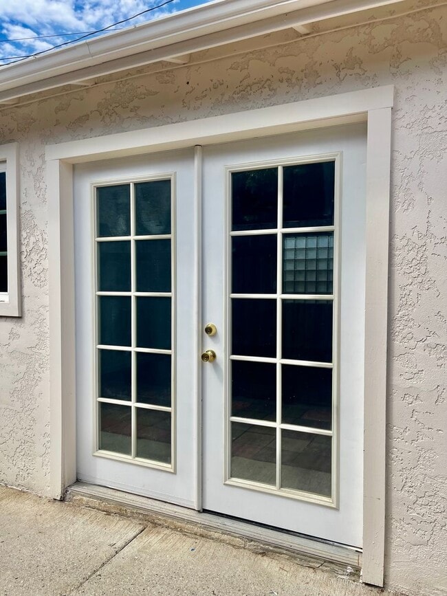 Building Photo - Freshly Renovated Studio with Yard & Mount...