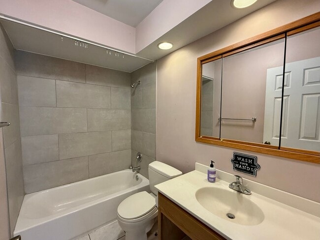 Building Photo - Awesome 2 Bed/1 Bath Duplex Unit! In-Unit ...