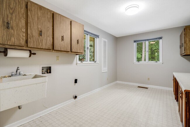 Building Photo - 102 Arbor Ln