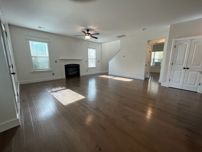 Building Photo - Beautiful 3 Bedroom + Flex Room in Gated C...