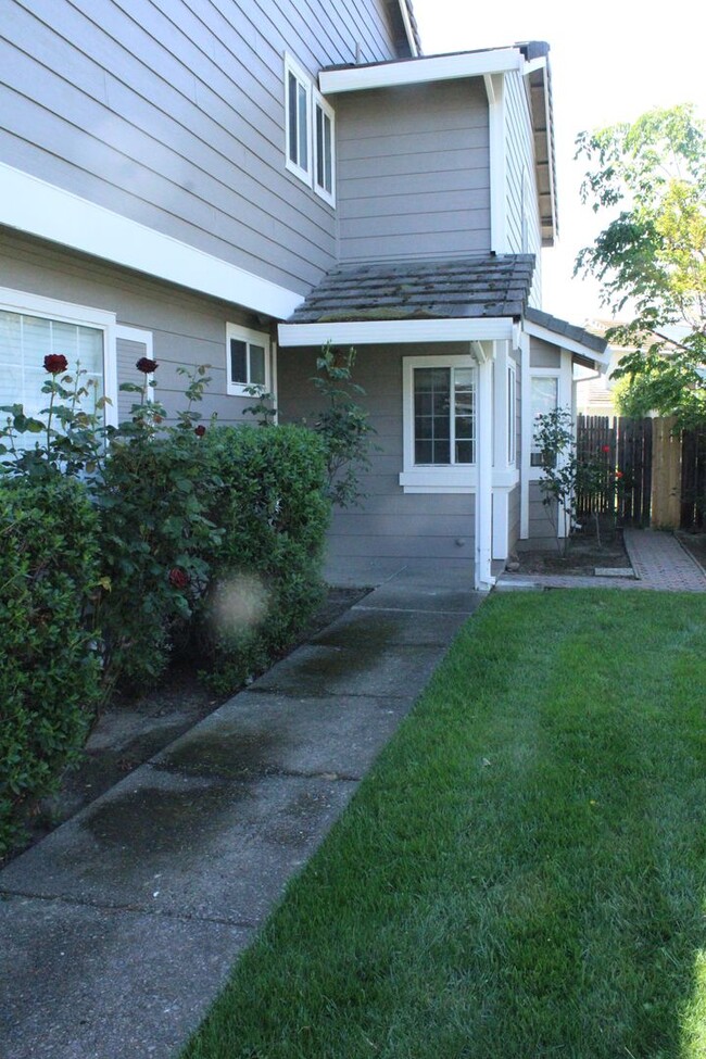 Building Photo - Updated 4 Bedroom, 2 1/2 Bathroom Townhome...