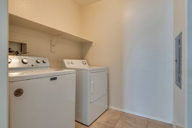 Building Photo - 6868 Sky Pointe Dr