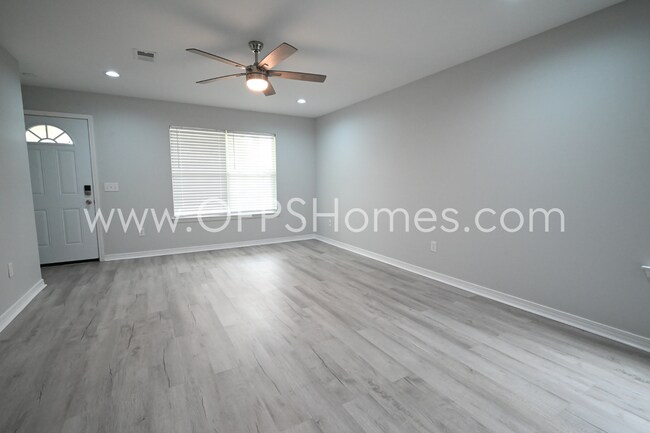 Building Photo - 3/2 in Pensacola!