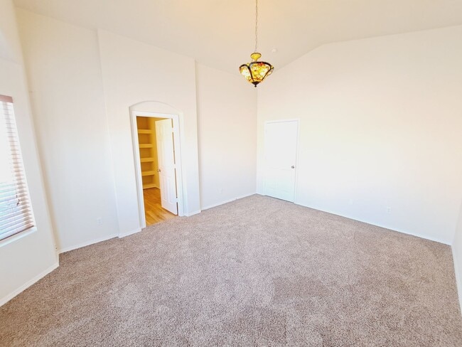Building Photo - 3 bed 2 bath 1575 sq ft home