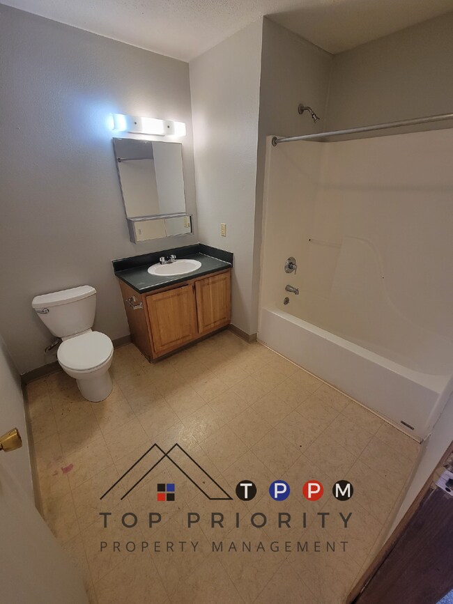 Building Photo - 2 Bedroom | 1 Bathroom Unit in Oelwein Ava...