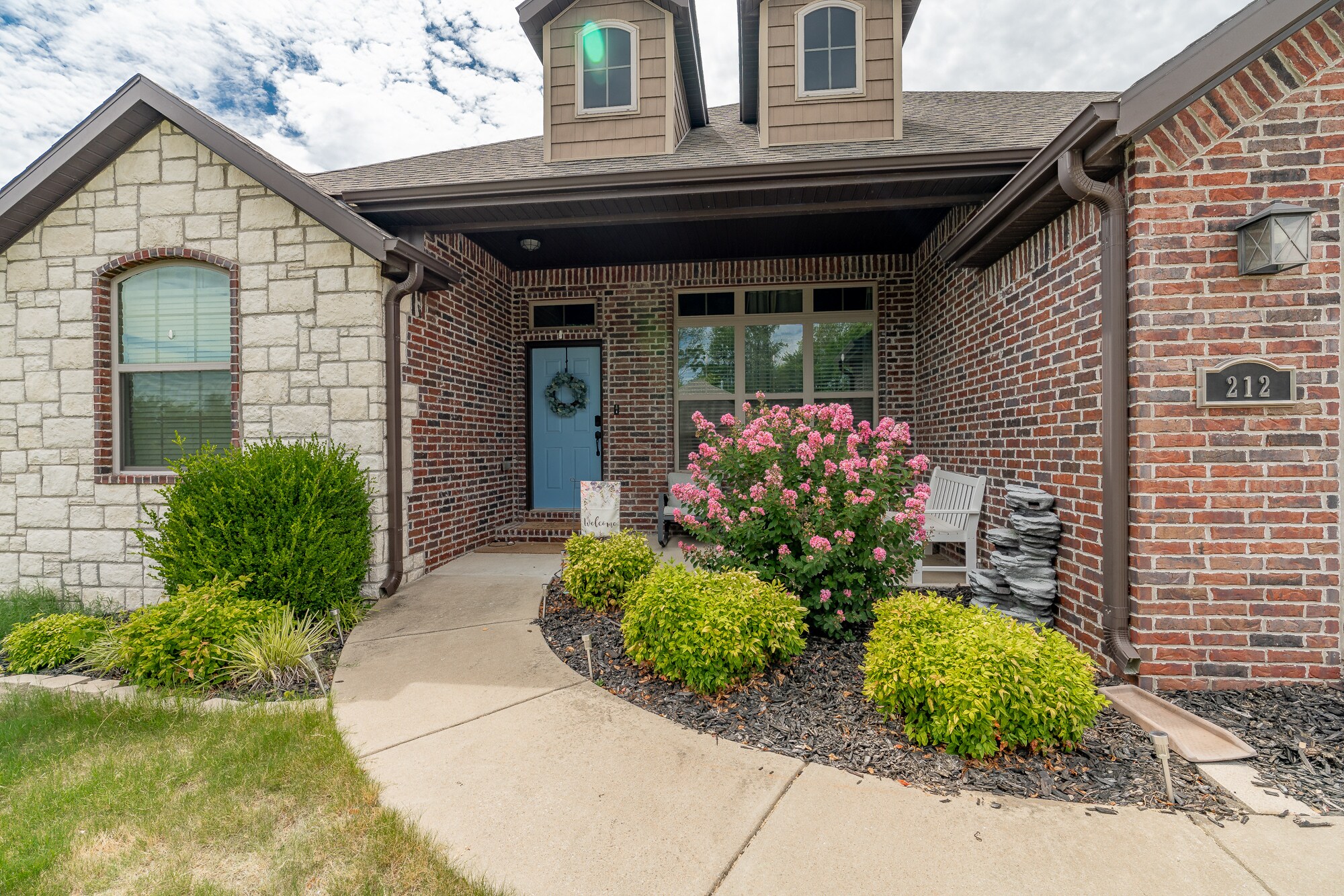 Building Photo - 212 Cowans St