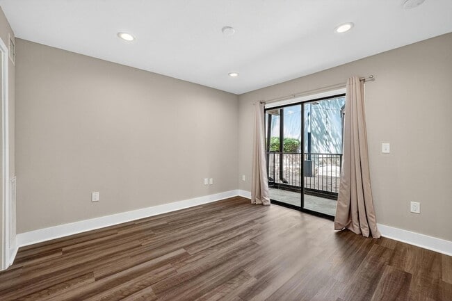 Building Photo - 935 La Posada Dr