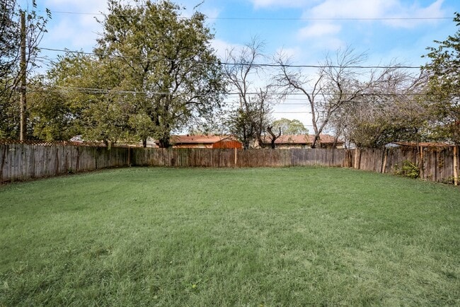 Building Photo - Charming 3-Bedroom Home with 2 Full Baths ...