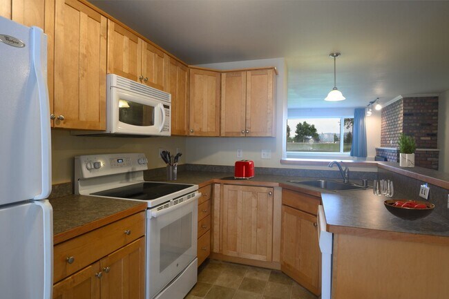 Building Photo - 2 Bed 2 Bath garden level unit in a 4 plex, south of main
