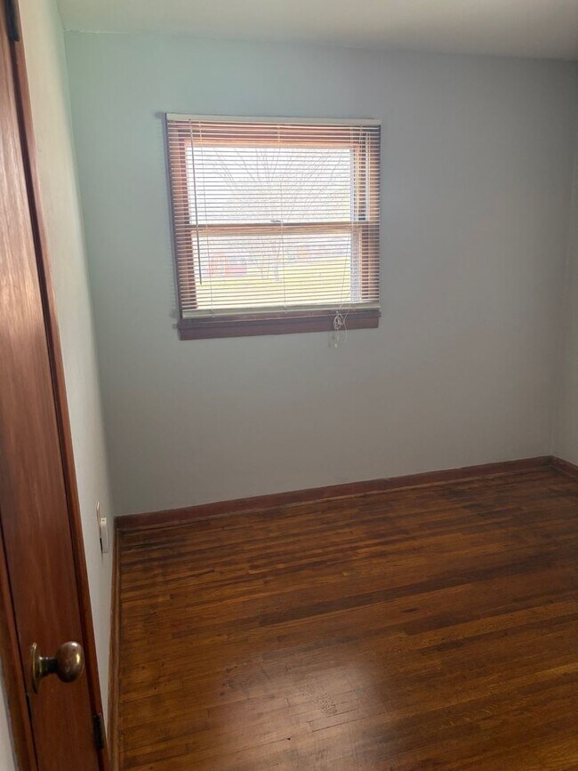 Building Photo - 3 Bedrooms and 1 Bathroom