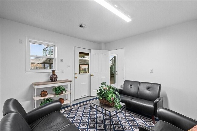 Building Photo - 933 Bonita Dr