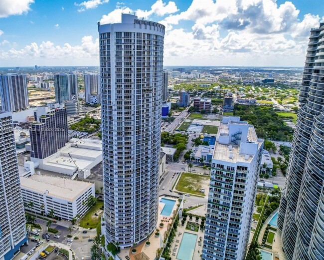 Building Photo - 1750 N Bayshore Dr