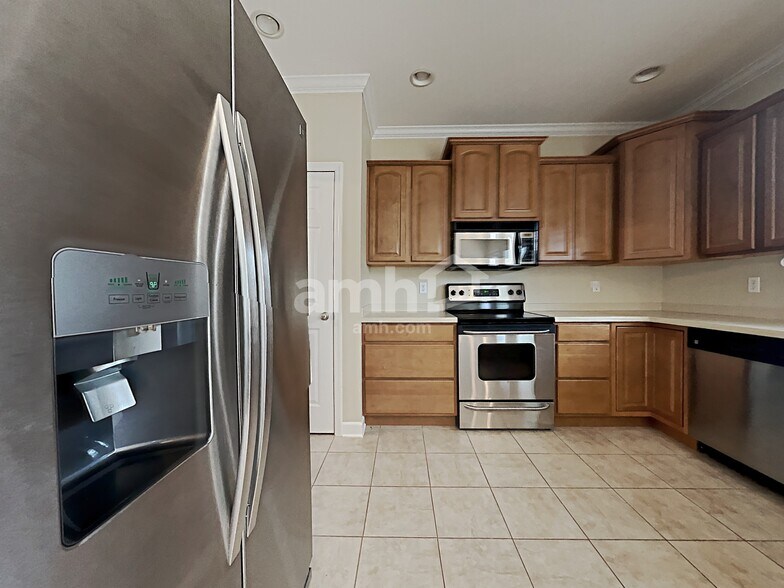 Building Photo - 1641 Silver Oak Ln